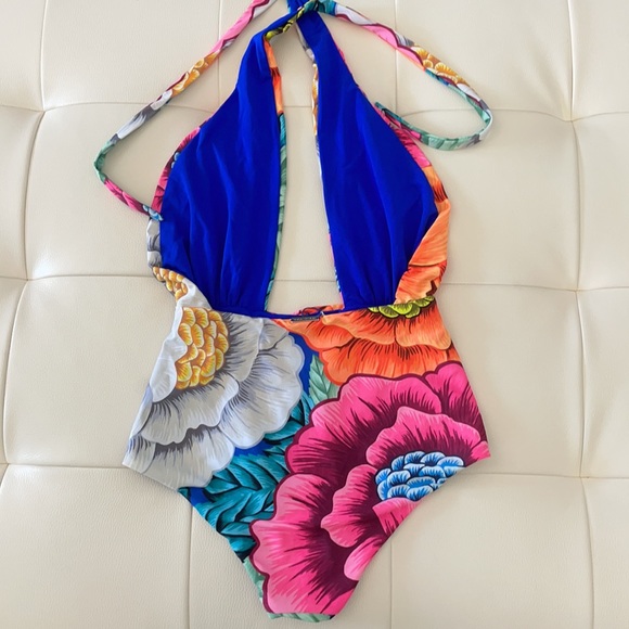 Backless One piece - Picture 3 of 8